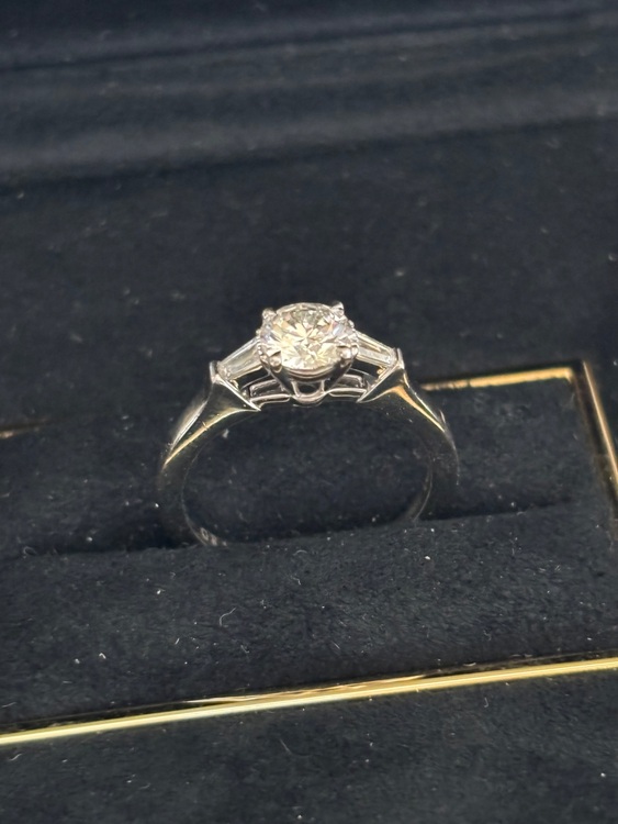 GRAFF プロミス ラウンド バゲットカットサイドストーン（宝石）の商品画像 - 査定依頼日：2025年9月25日 - 最高査定価格：250,000円