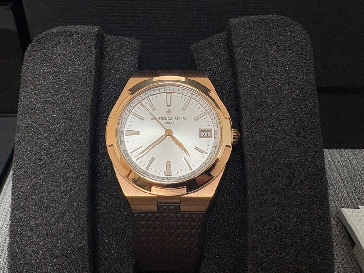 ヴァシュロン コンスタンタン オーヴァーシーズ （高級時計）の商品画像 - 査定依頼日：2025年6月21日 - 最高査定価格：4,000,000円