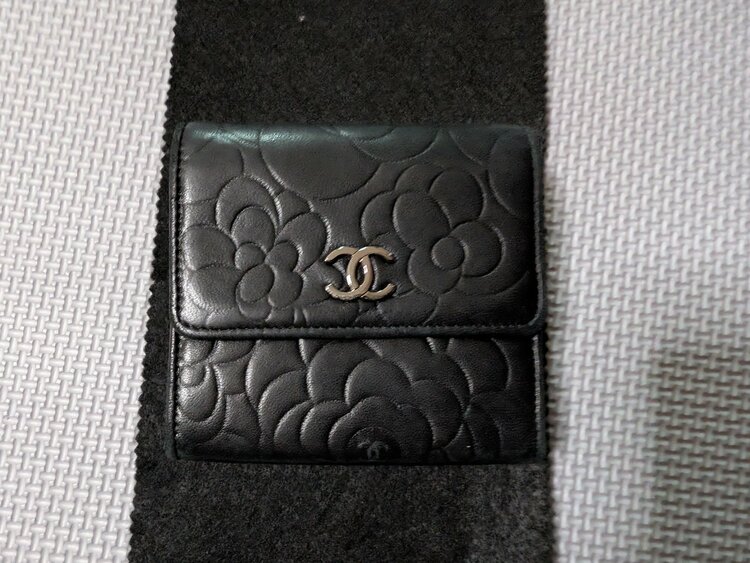 カメリア二つ折り財布（ブランド財布・小物）の商品画像 - 査定依頼日：2026年1月10日 - 最高査定価格：10,000円