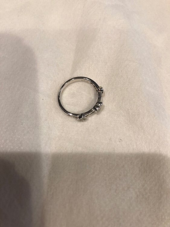 ティファニー、無名なネックレス、プラチナの指輪で小さいダイヤが３つ（金・貴金属）の商品画像 - 査定依頼日：2022年7月11日