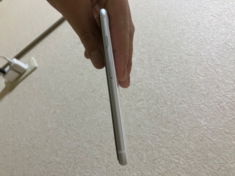 iPhone SE (第 2 世代) 128GB SIMフリー（スマホ）の商品画像 - 査定依頼日：2026年3月28日 - 最高査定価格：6,600円