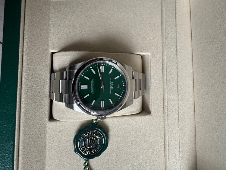 ロレックス オイスターパーペチュアル41 134300 ステンレス グリーン （高級時計）の商品画像 - 査定依頼日：2025年12月30日 - 最高査定価格：1,240,000円