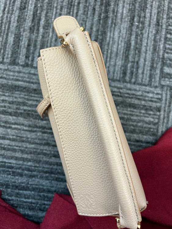 ロエベ puzzle ミニ（ブランドバッグ）の商品画像 - 査定依頼日：2025年4月29日 - 最高査定価格：230,000円