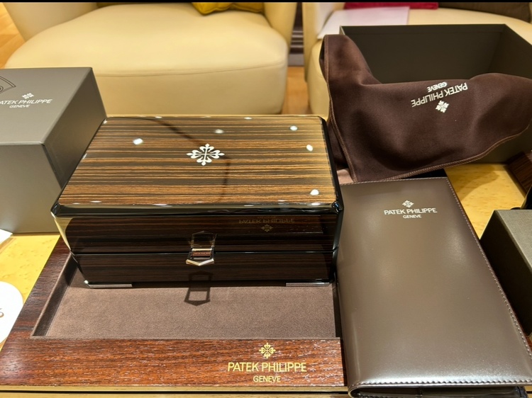 パテックフィリップ ノーチラス 7（高級時計）の商品画像 - 査定依頼日：2026年2月1日 - 最高査定価格：21,000,000円