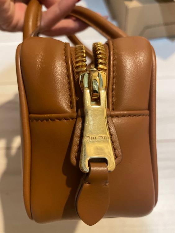 ミュウミュウ  （ブランドバッグ）の商品画像 - 査定依頼日：2025年6月30日 - 最高査定価格：220,000円