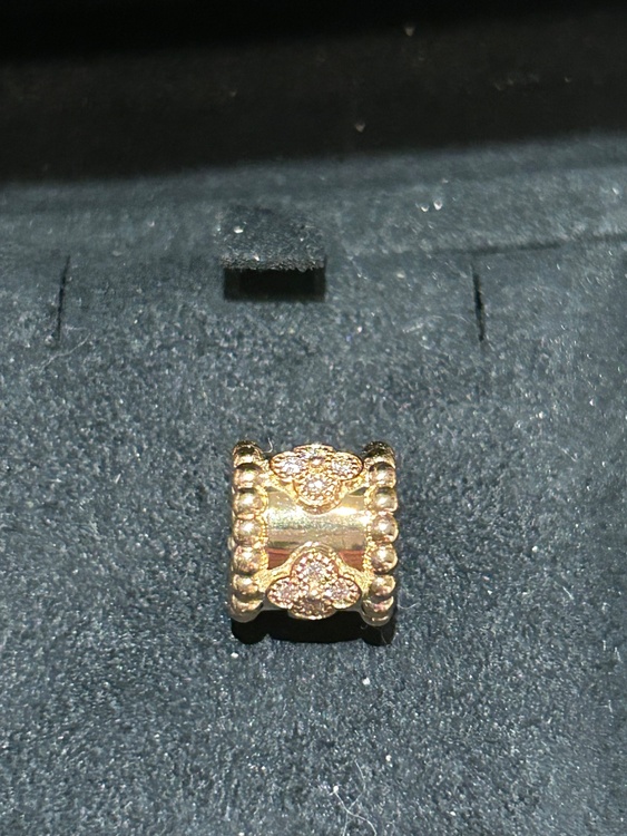 ヴァンクリーフ&アーペル　ペルレ　クローバーペンダント　　（金・貴金属）の商品画像 - 査定依頼日：2025年12月5日 - 最高査定価格：350,000円