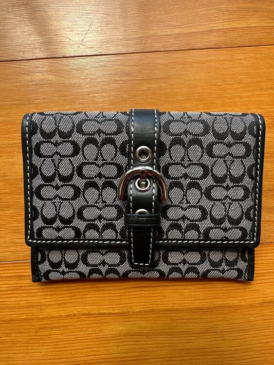 名刺入れ（ブランド財布・小物）の商品画像 - 査定依頼日：2025年4月11日 - 最高査定価格：2,000円