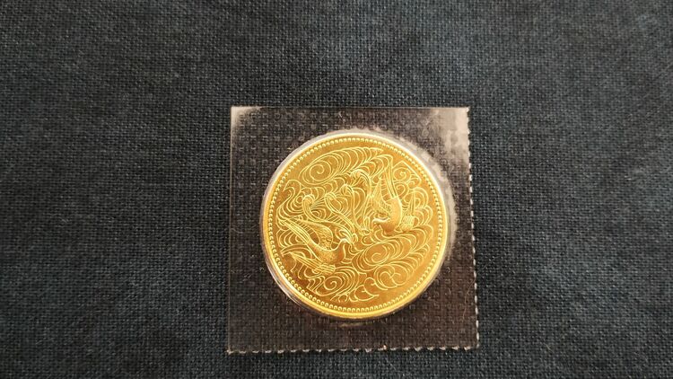 天皇陛下御在位60年記念 10万円金貨（金・貴金属）の商品画像 - 査定依頼日：2025年7月22日 - 最高査定価格：340,000円
