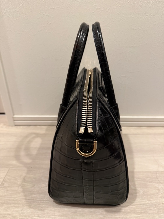 ジバンシィ  （ブランドバッグ）の商品画像 - 査定依頼日：2026年2月11日 - 最高査定価格：20,000円