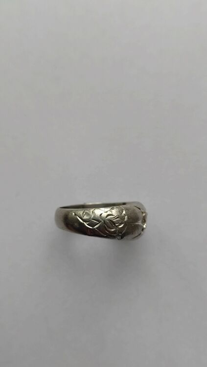 鑑別書には天然ダイヤと認むの記載・リングにはPt900との刻印あり（宝石）の商品画像 - 査定依頼日：2025年10月24日 - 最高査定価格：50,000円