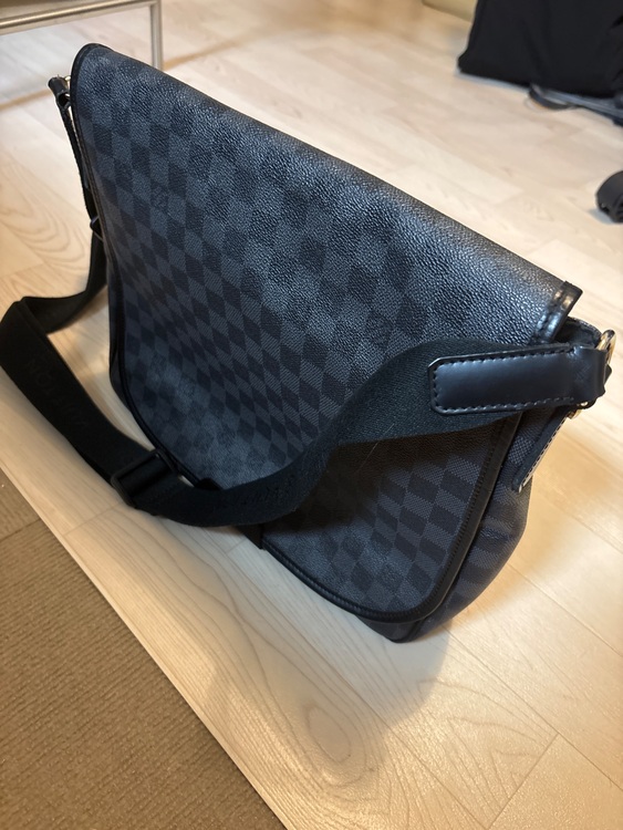 LOUIS VUITTON ルイ・ヴィトン ダミエ・グラフィット ショルダーバッ（ブランドバッグ）の商品画像 - 査定依頼日：2025年8月20日 - 最高査定価格：80,000円