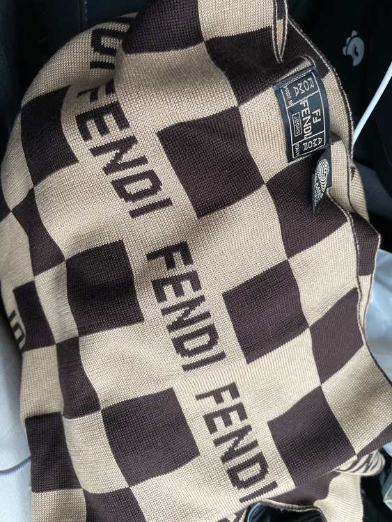 FENDI マフラー（古着・ファッション）の商品画像 - 査定依頼日：2025年10月31日 - 最高査定価格：25,000円