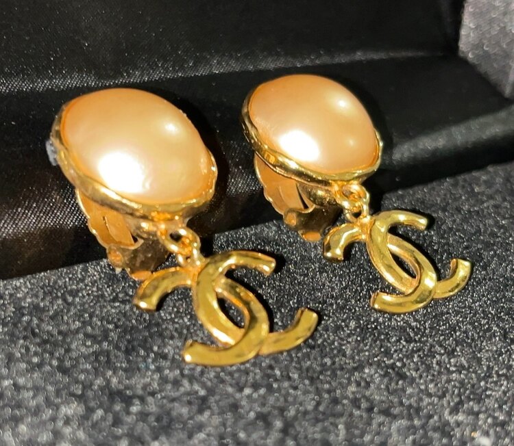 イヤリング　（ブランド財布・小物）の商品画像 - 査定依頼日：2025年3月13日 - 最高査定価格：30,000円