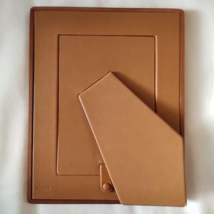 HERMES フォトスタンド　マホガニーラッカー仕上げ　ステッチ模様象嵌（美術品・骨董品）の商品画像 - 査定依頼日：2025年4月18日 - 最高査定価格：16,000円