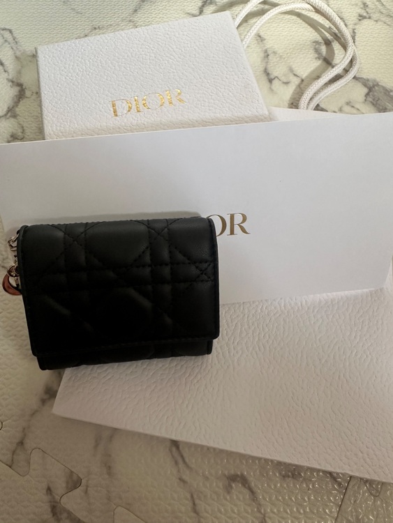 DIOR ディオール レディディオール 黒 ロータス ウォレット カナージュ 3（ブランド財布・小物）の商品画像 - 査定依頼日：2025年6月29日 - 最高査定価格：30,000円