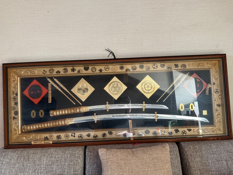 徳川 織田 豊臣 名刀額飾り　模造刀　鍔　刀（美術品・骨董品）の商品画像 - 査定依頼日：2025年12月15日 - 最高査定価格：100,000円