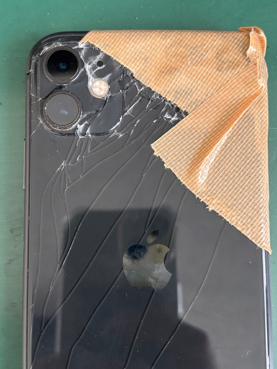 iPhone 11 Black（スマホ）の商品画像 - 査定依頼日：2026年3月1日 - 最高査定価格：100,000円