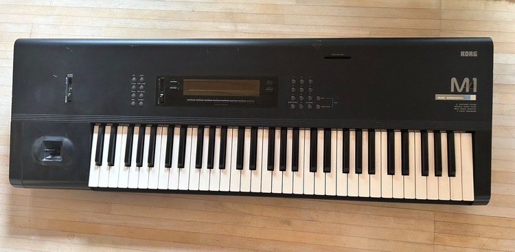 M1（ピアノ・楽器・PA機材）の商品画像 - 査定依頼日：2026年4月23日 - 最高査定価格：30,000円