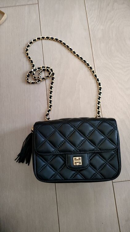 ジバンシィ  （ブランドバッグ）の商品画像 - 査定依頼日：2025年6月15日 - 最高査定価格：22,000円