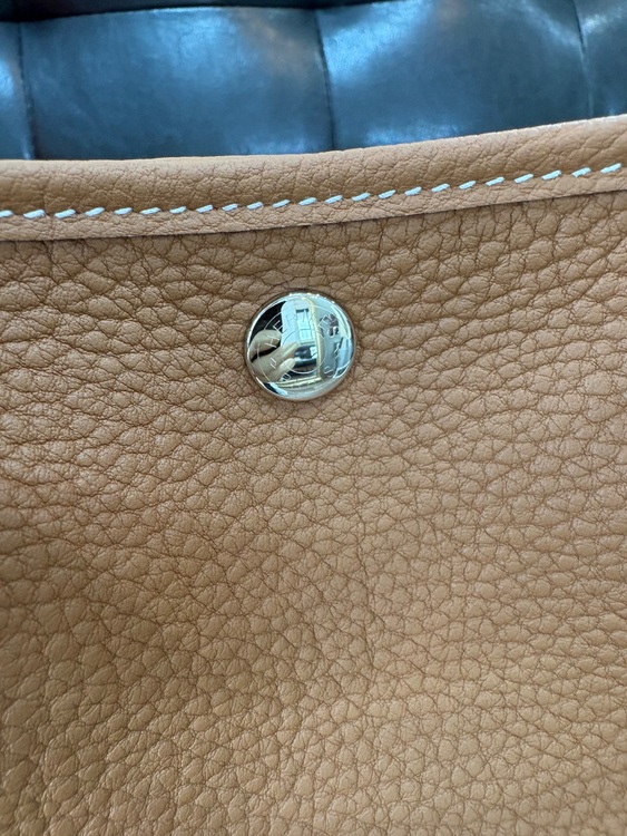 新品エルメスガーデンパーティー30K刻印ゴールド6/23購入品レザー（ブランドバッグ）の商品画像 - 査定依頼日：2025年6月24日 - 最高査定価格：650,000円