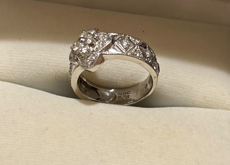 フラワーモチーフダイヤリング（宝石）の商品画像 - 査定依頼日：2025年12月10日 - 最高査定価格：150,000円