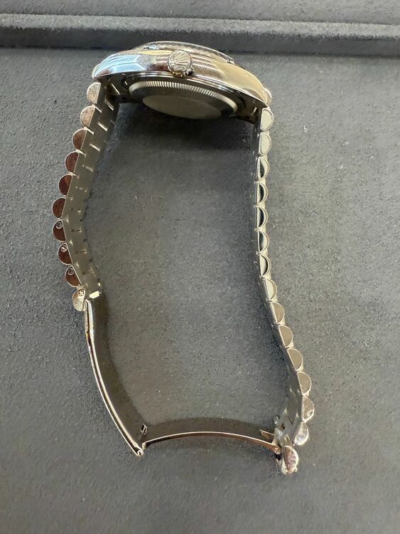 128239(Opal Pink Dial)（高級時計）の商品画像 - 査定依頼日：2025年9月23日 - 最高査定価格：6,600,000円