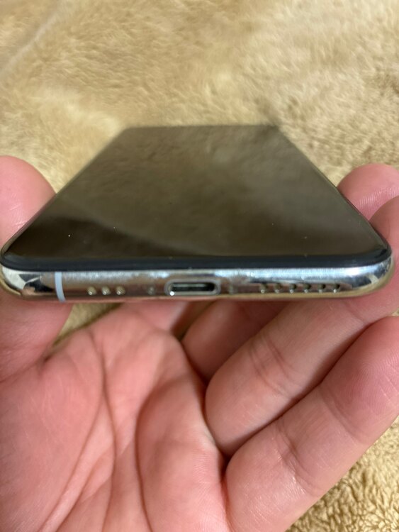 iPhoneXS64GBシルバー（スマホ）の商品画像 - 査定依頼日：2025年5月20日 - 最高査定価格：19,000円