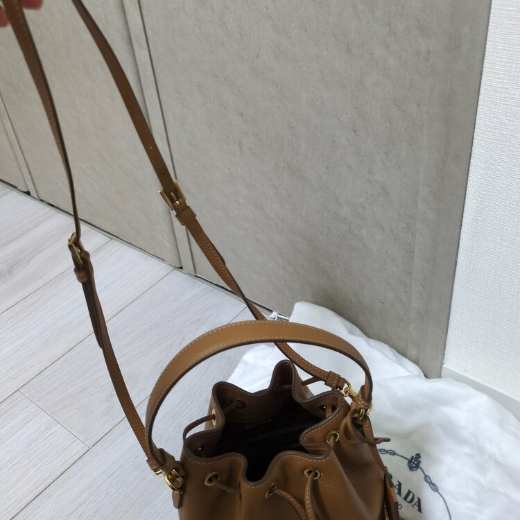 PRADA プラダ Re-Edition 1978 バケットバッグ レザー（ブランドバッグ）の商品画像 - 査定依頼日：2026年2月18日 - 最高査定価格：180,000円