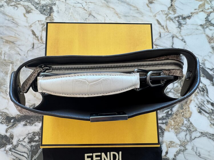 FENDI PEEKABOO ISEEU XCROSS Small クロコダイル（ブランドバッグ）の商品画像 - 査定依頼日：2025年4月15日 - 最高査定価格：550,000円