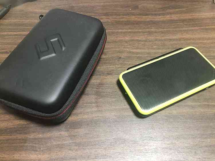 Newニンテンドー2DSLL本体 ブラック×ライム（ゲーム機本体・ゲームソフト）の商品画像 - 査定依頼日：2019年11月18日 - 最高査定価格：5,000円