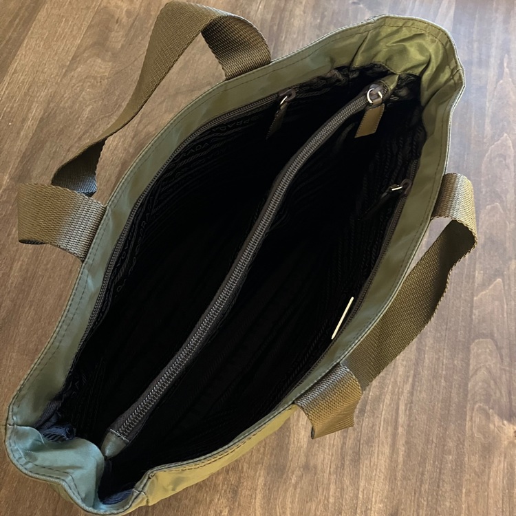 プラダ　手提げカバン　カーキ（ブランドバッグ）の商品画像 - 査定依頼日：2025年11月10日 - 最高査定価格：25,000円