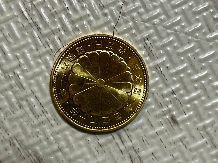 昭和６１年天皇陛下御在位６０年記念　１万円金貨（金・貴金属）の商品画像 - 査定依頼日：2026年8月23日 - 最高査定価格：460,000円