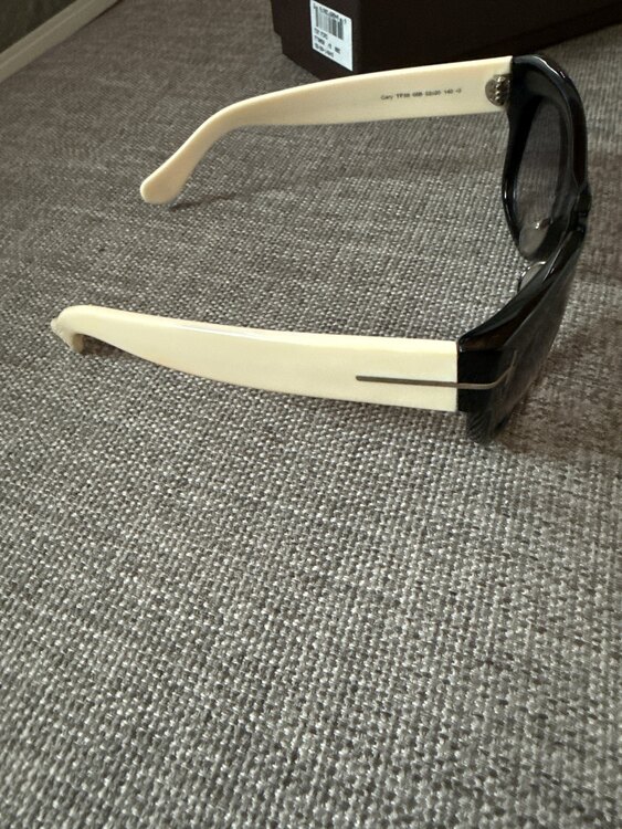 TOM FORDサングラス Cary TF58 05B（古着・ファッション）の商品画像 - 査定依頼日：2025年5月17日 - 最高査定価格：4,100円