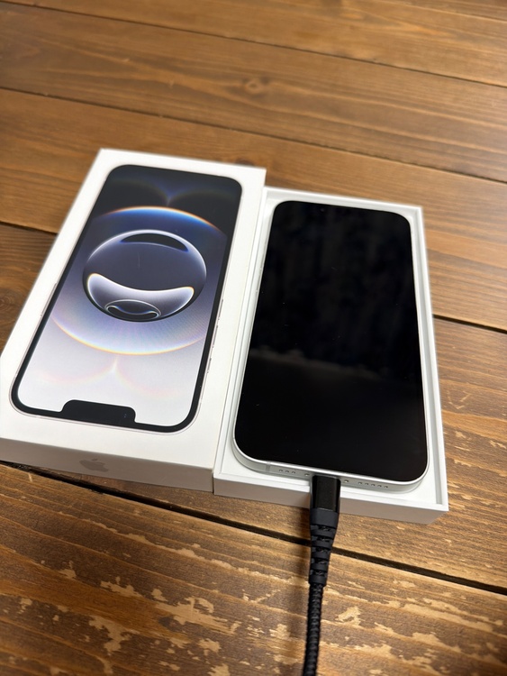 iPhone iPhone 16e 128GB docomo（スマホ）の商品画像 - 査定依頼日：2026年8月30日 - 最高査定価格：67,000円