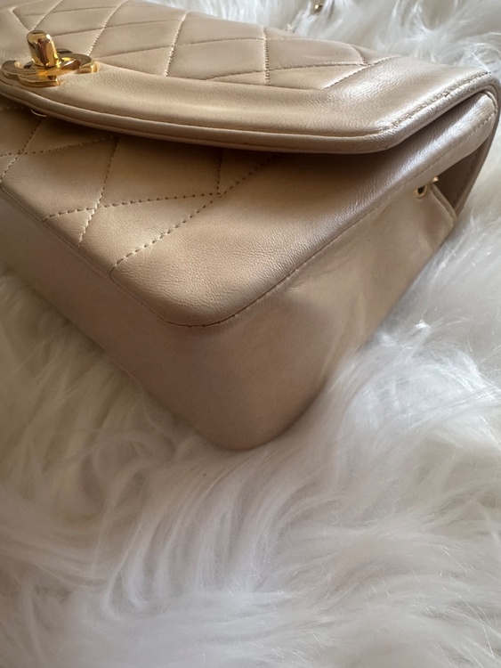 CHANEL ダイアナフラップ　ベージュ（ブランドバッグ）の商品画像 - 査定依頼日：2026年8月7日 - 最高査定価格：980,000円