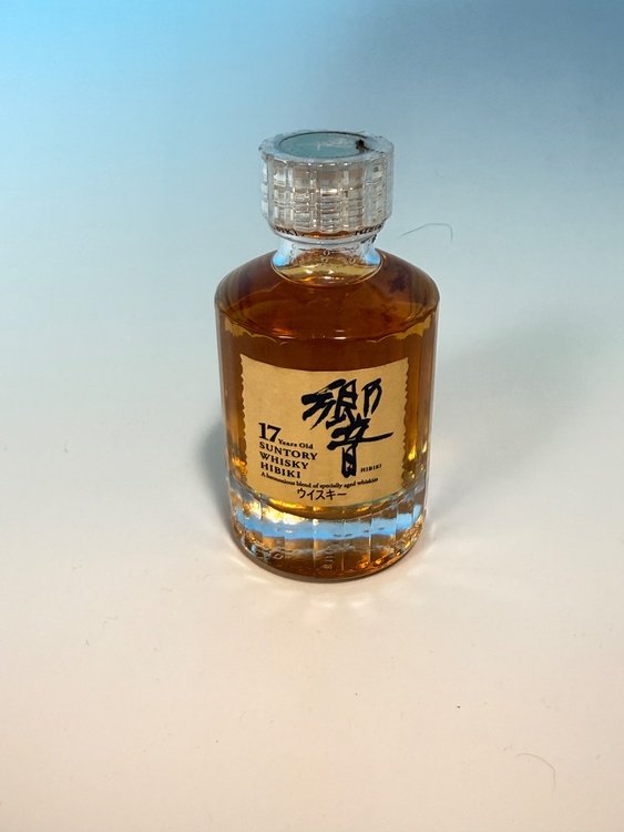 ヘネシーVSOP２本(一つは箱あり)、ジョニーウォーカーブルーラベル(箱未開封)、サントリーVSOP、小瓶でサントリー響、山崎、ROYAL、Cristal head VODKA(箱あり)他、計12本（お酒）の商品画像 - 査定依頼日：2026年10月6日 - 最高査定価格：31,100円