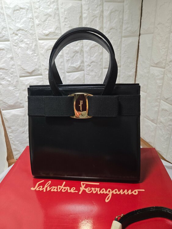 ヴァラ（Vara）リボン トップハンドル バッグと考えられます。（ブランドバッグ）の商品画像 - 査定依頼日：2026年2月24日 - 最高査定価格：20,000円