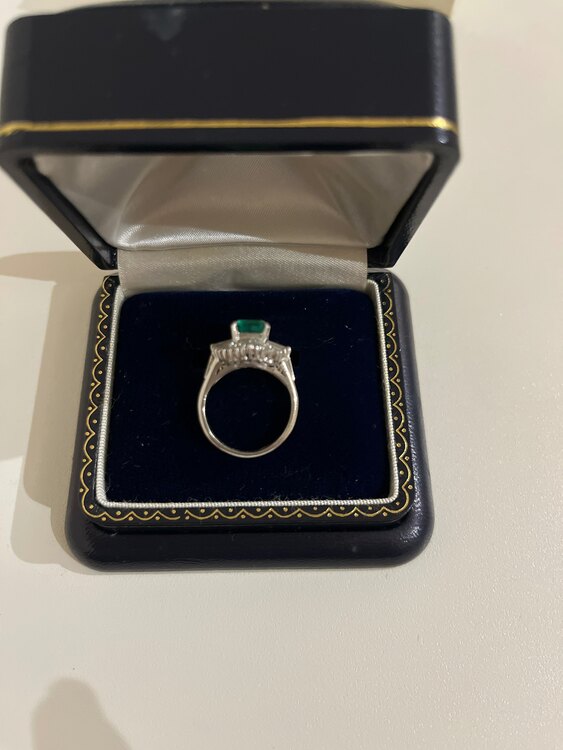 天然エメラルドの指輪（宝石）の商品画像 - 査定依頼日：2024年3月24日 - 最高査定価格：220,000円