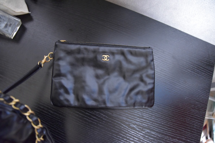 CHANEL22スモールシャイニーカーフスキンチェーンショルダーバッグブラックゴールド金具（ブランドバッグ）の商品画像 - 査定依頼日：2026年8月27日 - 最高査定価格：600,000円