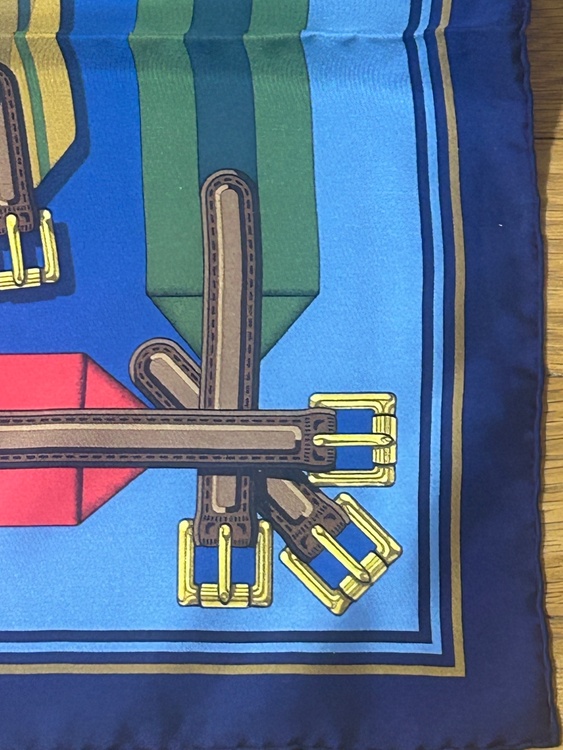 品　HERMES カレ90 スカーフ ベルト柄　サングル（古着・ファッション）の商品画像 - 査定依頼日：2026年8月25日 - 最高査定価格：100,000円