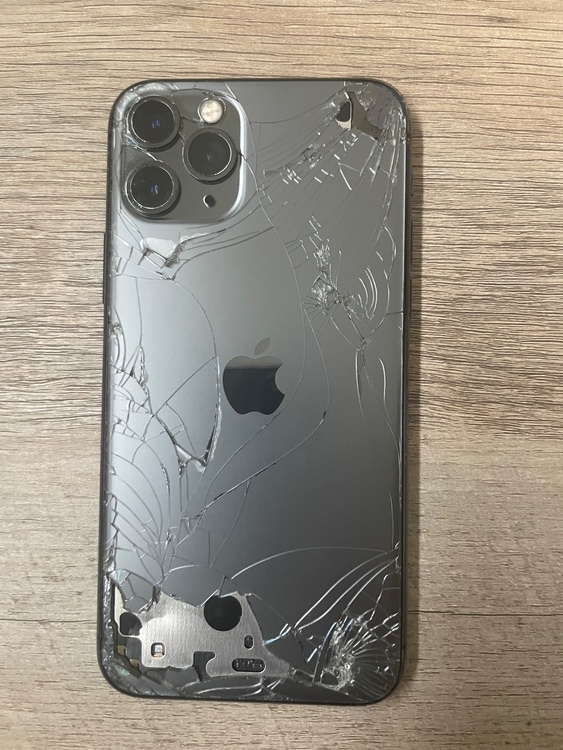 iPhone iPhone11 Pro 64GB au（スマホ）の商品画像 - 査定依頼日：2026年9月15日 - 最高査定価格：8,000円