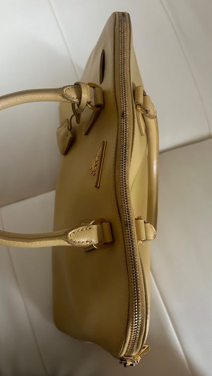 プラダ　トートバッグ　イエロー（ブランドバッグ）の商品画像 - 査定依頼日：2025年8月21日 - 最高査定価格：61,000円