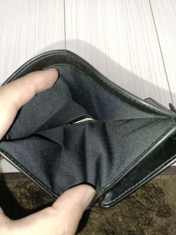 二つ折り財布（ブランド財布・小物）の商品画像 - 査定依頼日：2025年1月23日 - 最高査定価格：2,000円