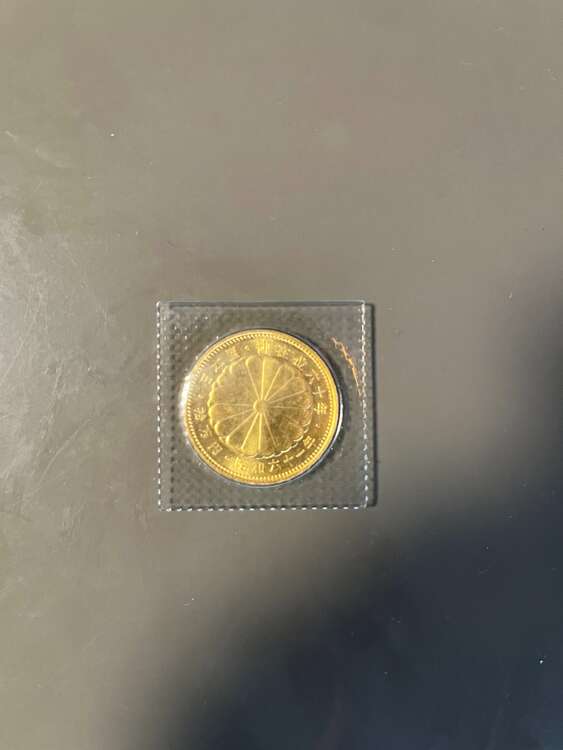 天皇陛下御在位６０年記念金貨１０万円（金・貴金属）の商品画像 - 査定依頼日：2025年5月30日 - 最高査定価格：328,000円