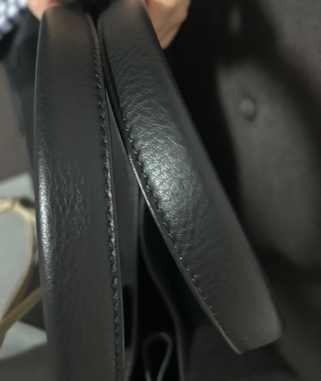 トートバッグ　エブリデイS ネイビーカバス(レザー)（ブランドバッグ）の商品画像 - 査定依頼日：2025年8月18日 - 最高査定価格：10,000円