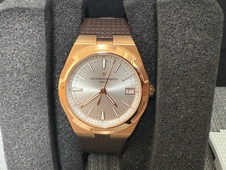 ヴァシュロン コンスタンタン オーヴァーシーズ （高級時計）の商品画像 - 査定依頼日：2025年6月21日 - 最高査定価格：4,000,000円