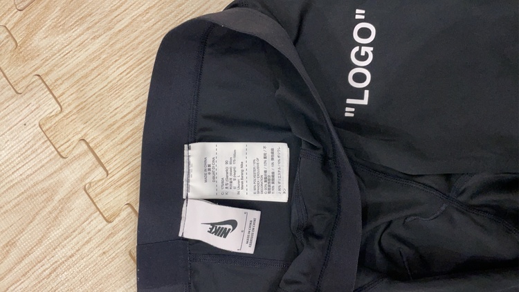 ナイキとオフホワイトコラボ （古着・ファッション）の商品画像 - 査定依頼日：2026年3月15日 - 最高査定価格：100,000円