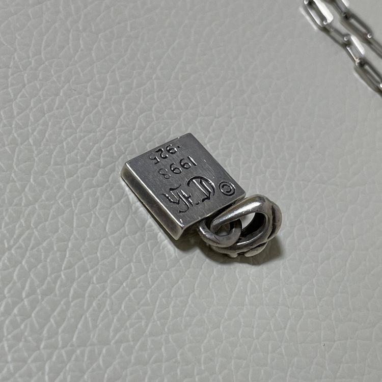 サファイア フレームド ペンダントトップ CHプラス ネックレス（古着・ファッション）の商品画像 - 査定依頼日：2026年3月24日 - 最高査定価格：120,000円