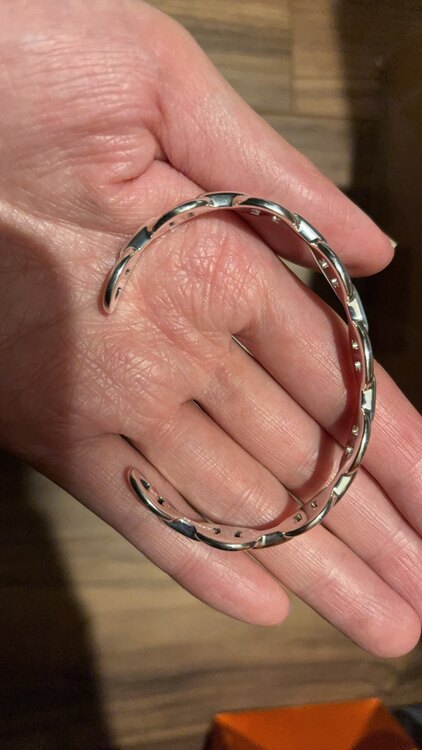 シェーヌダンクルアンシェネバングルLG（金・貴金属）の商品画像 - 査定依頼日：2025年3月15日 - 最高査定価格：100,000円