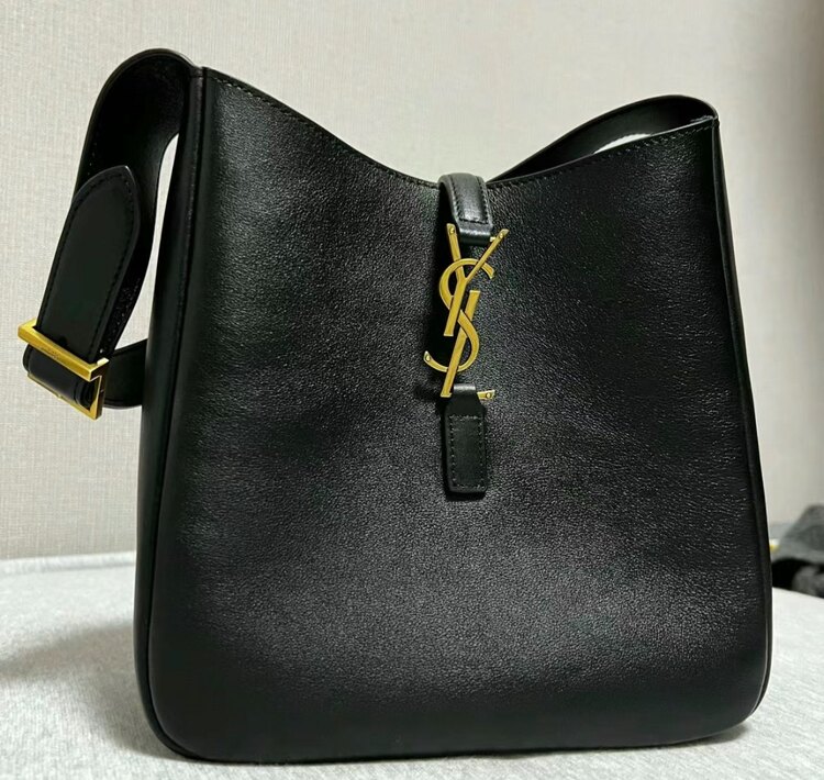 イブサンローラン  （ブランドバッグ）の商品画像 - 査定依頼日：2024年4月16日 - 最高査定価格：155,000円